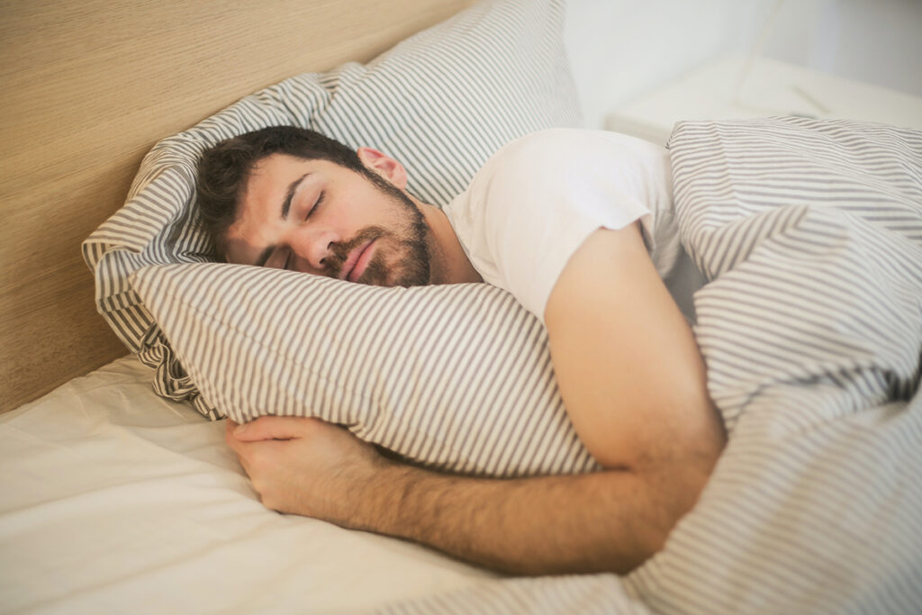 Ein Mann schläft in seinem Bett