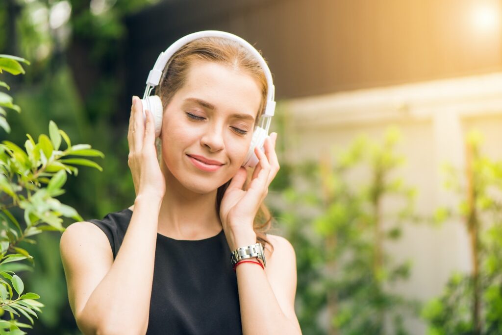 Eine Frau mit einem weißen Over-Ear-Kopfhörer